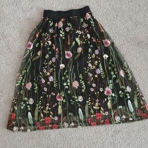 Beautiful embroidered midi skirt Small
